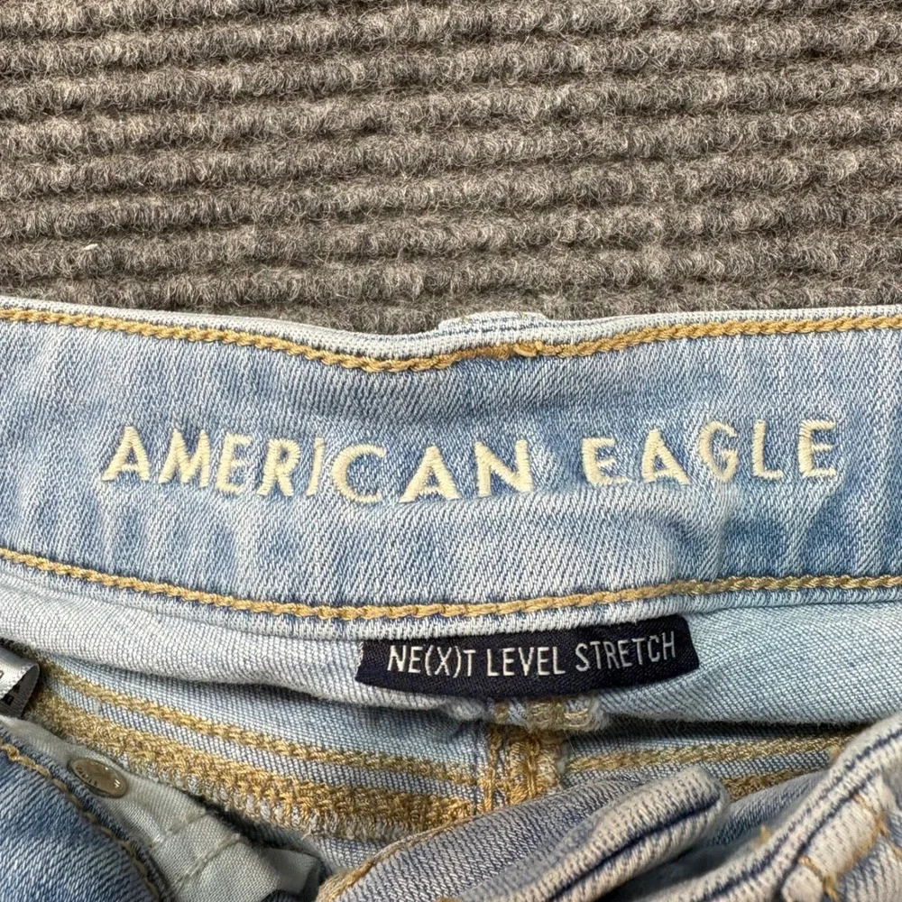 American Eagle Women 2 Midi Denim Shorts Light Wash Next Level Stretch Raw Hem